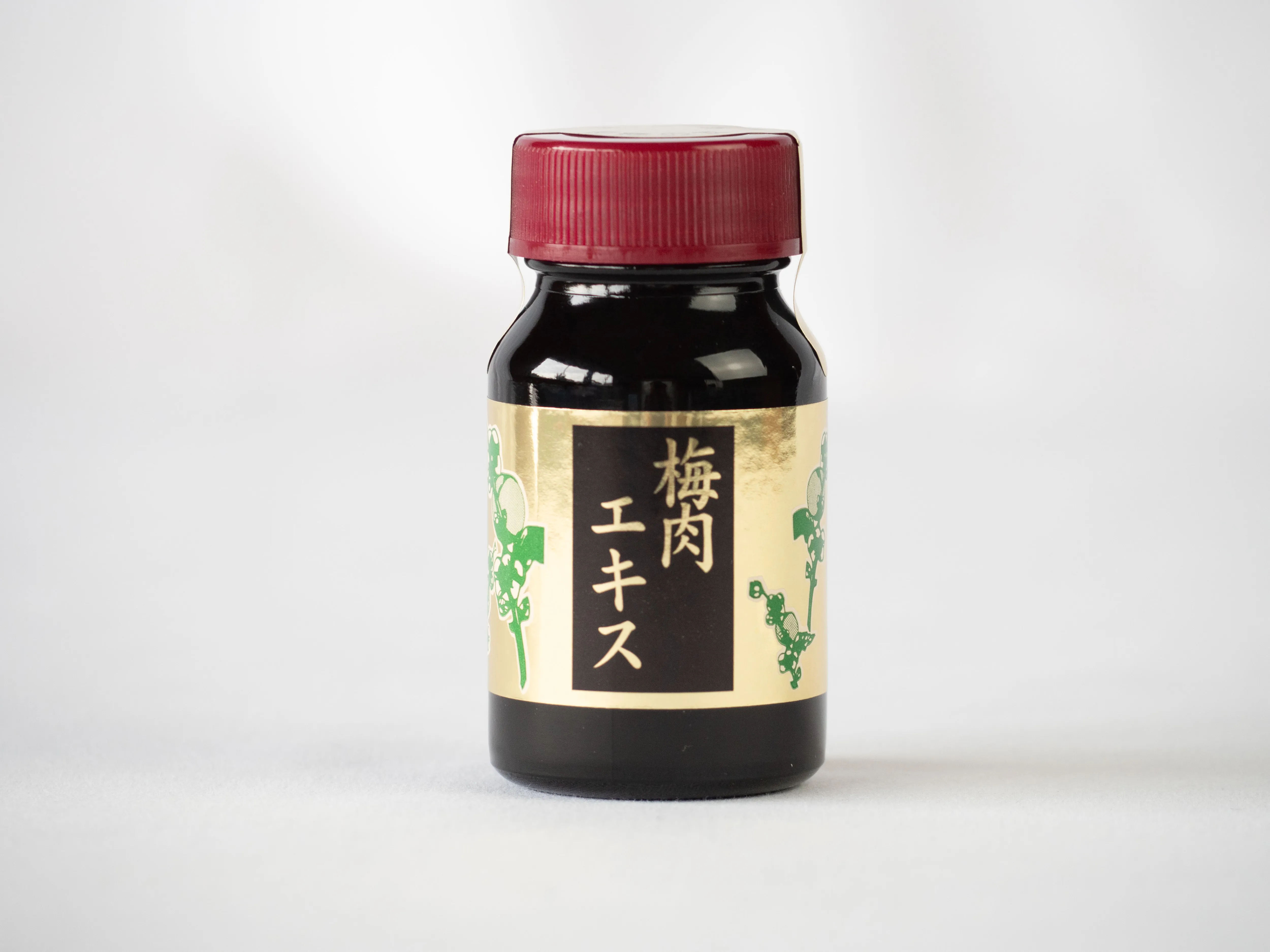 小瓶の正面に貼った金消しホイルの梅肉エキス用胴ラベル