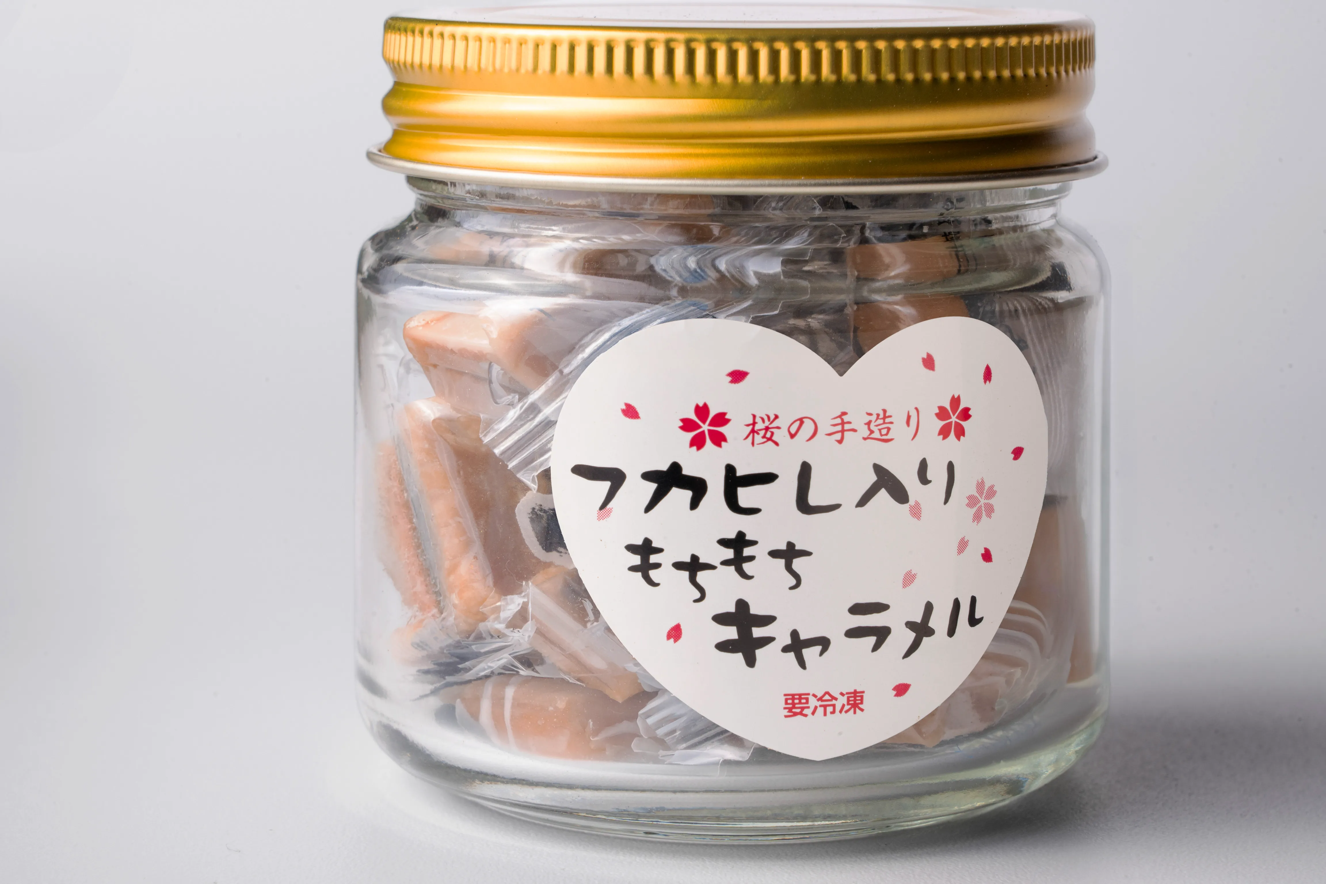 桜柄と商品名を見せる大きめハート形のキャラメルラベル