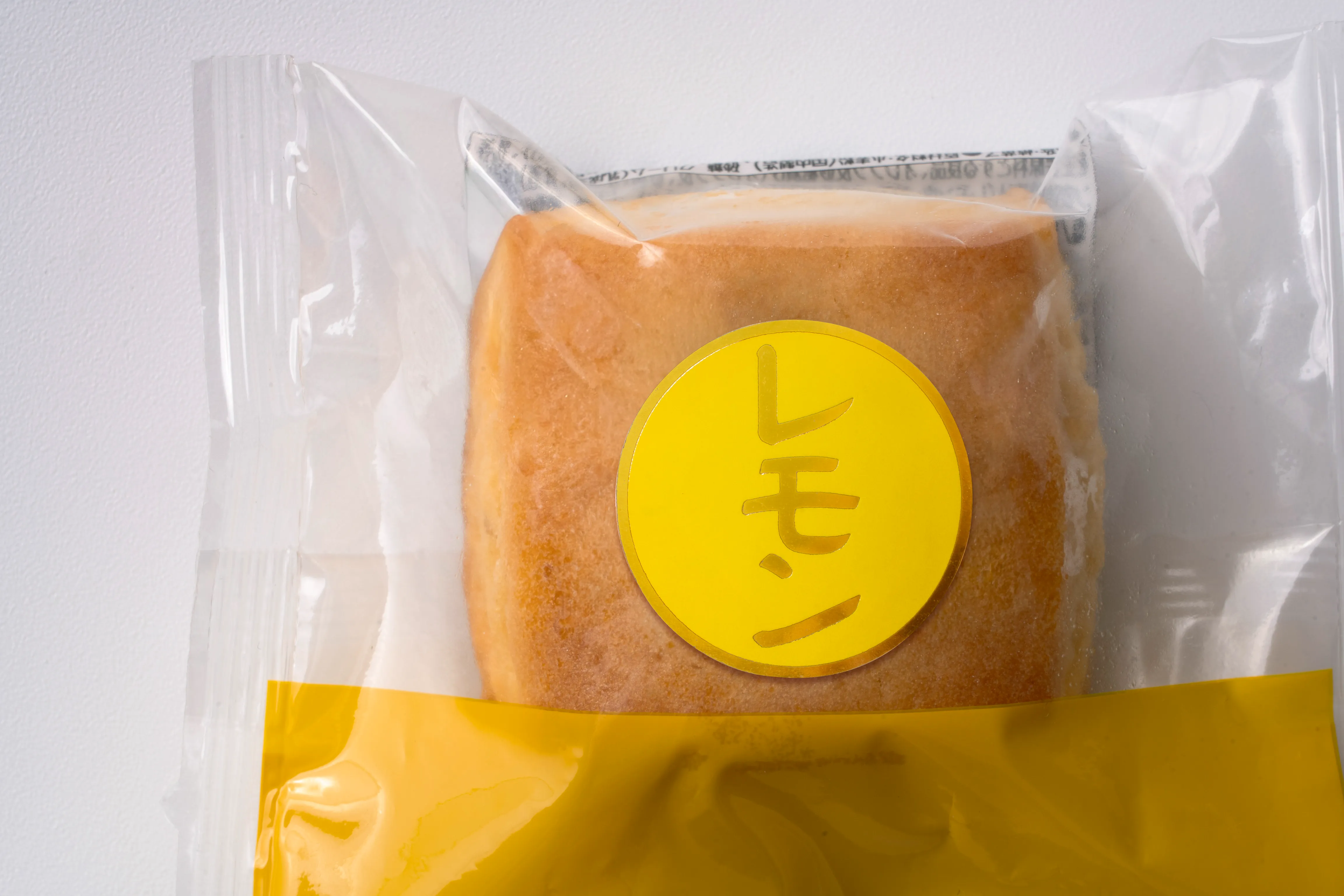 黄色ベタに金箔押しでレモンと表示した30mm丸形フレーバーシール