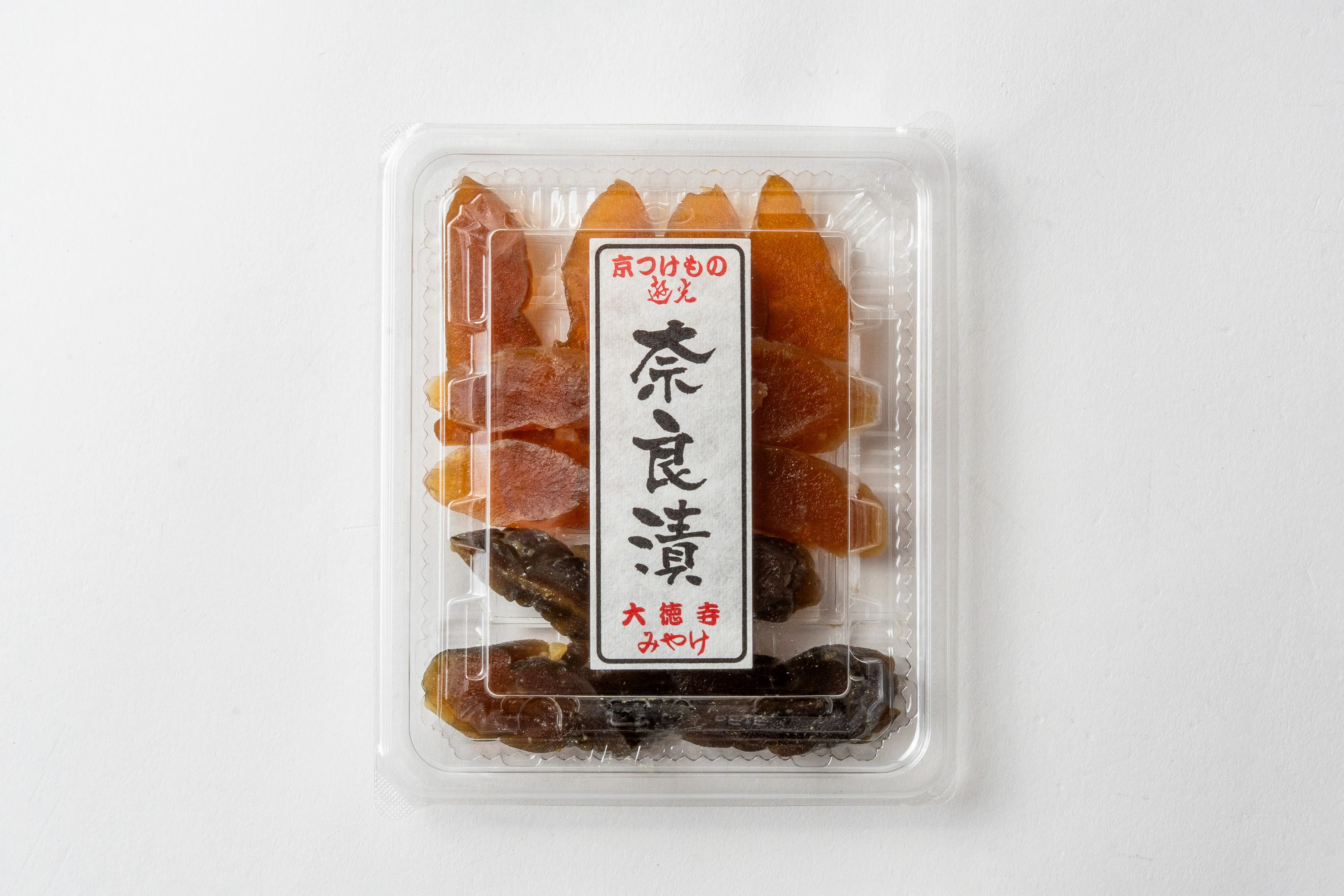 食品容器に貼った縦長の和紙ラベル